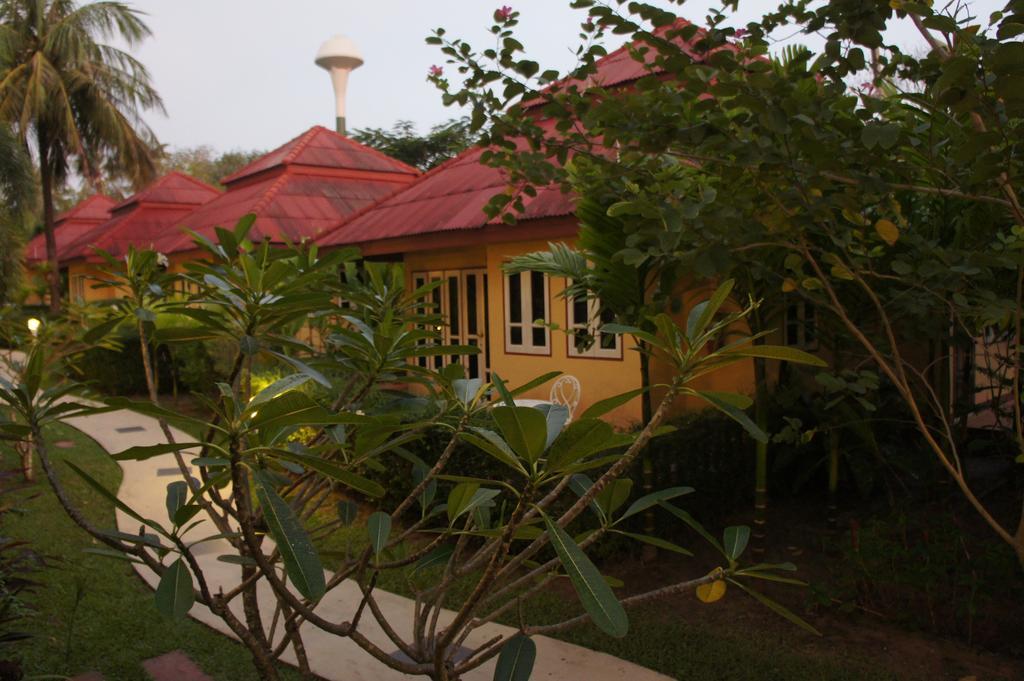 Palm Village Rawai Exterior foto